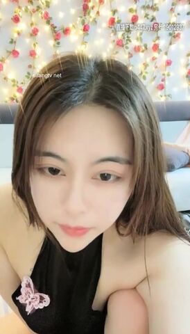 高颜值风韵成熟御姐【佳瑶】巨乳嫩鲍鱼，真是巨粉，呻吟又好听，哥哥们用香蕉插我好吗 淫语挑逗！}