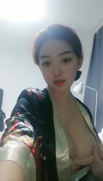 高颜值巨乳短发妹子露逼诱惑 白皙诱人大奶近距离特写逼逼非常粉嫩 很是诱惑喜欢不要错过}