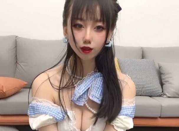 最新极品貌美网红女神 小桃酱 女仆装初体验服侍主人 尽情享用小桃的肉体 全自动榨汁尤物口爆吞精}