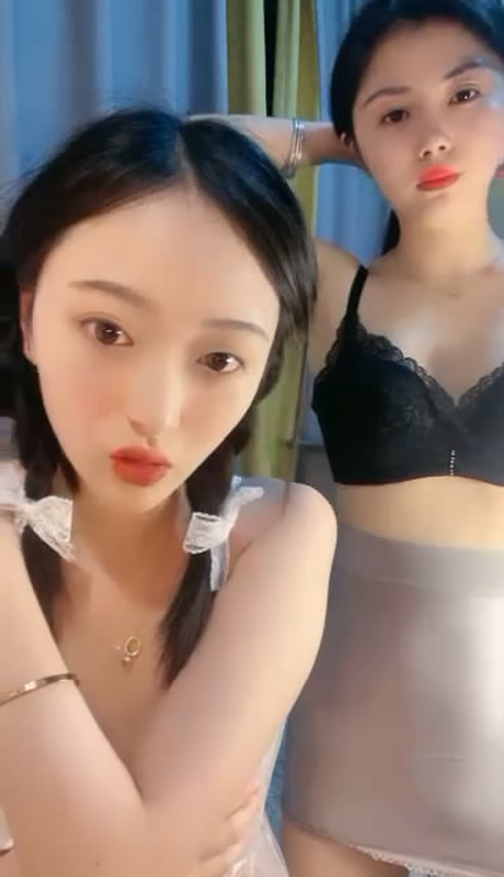 顶级粉穴美腿清纯美女腿腿和闺蜜一起秀，两个小辫子，跳蛋假屌抽插多毛肥穴，特写掰穴极品名器，一起翘起双腿诱惑}