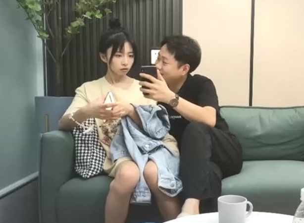 青春美少女，80多斤纤细美腿，高清拍摄超近视角，骑乘抽插站立后入}
