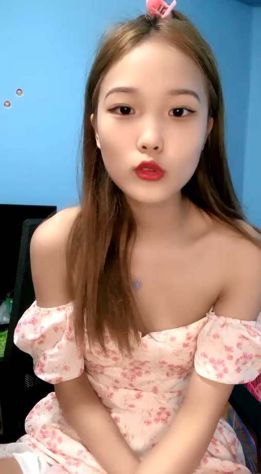 20岁新人小姐姐 ！大红唇甜美活泼 ！脱掉小背心 贫乳小奶子 掰穴特写看洞洞 苗条身材展示}