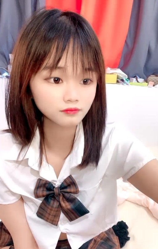 JK装卡哇伊18学生妹 娇小身材 黑丝袜萝莉蹲 双腿夹着假屌骑坐 翘起屁股后入 表情淫荡骚的很}