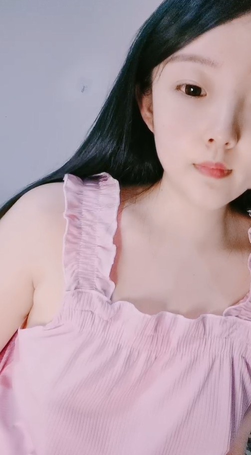 清纯系肉肉美少女！大肥臀一线天美穴 翘起屁股摆弄 拿出黄瓜插穴 一下捅到底 进出快速抽插}
