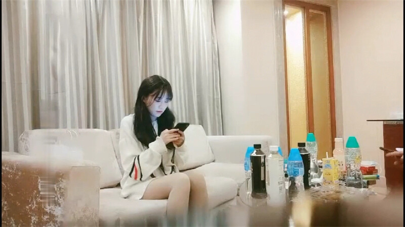 纯纯清秀小美女看了就让人心动鸡儿硬，撕破丝袜爱抚大长腿大屁股，这身材给力，把玩销魂挺不住抽插飞舞}