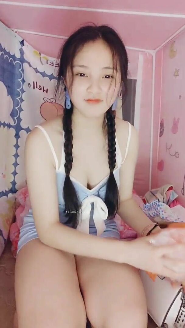 处女下海 清纯女神 白蔚宿舍偷偷大秀 跟网友坦白自己还是纯女 纯爆了无瑕疵的娇躯}