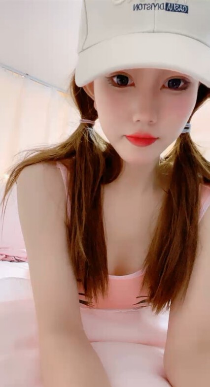 女神 ！女神 ！鸭舌帽美少女 双马尾死库水 坚挺美乳粉嫩 脱光多毛粉穴特写 揉搓手指扣弄}
