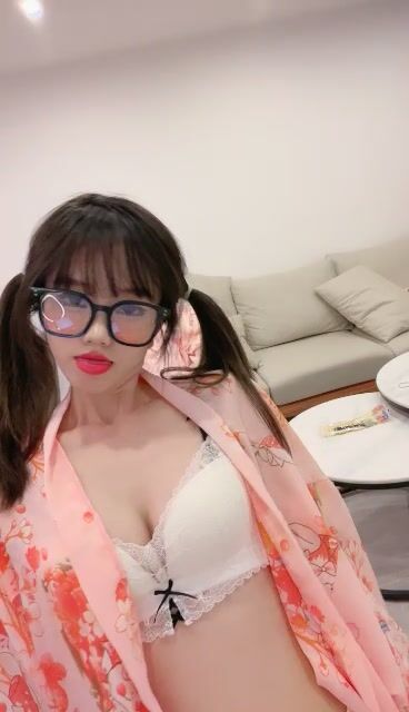 极品尤物【乔乔】颜值女神下海！剪刀修逼毛，超嫩美乳，修完毛自慰，掰开紧致小穴，边揉搓阴蒂呻吟}