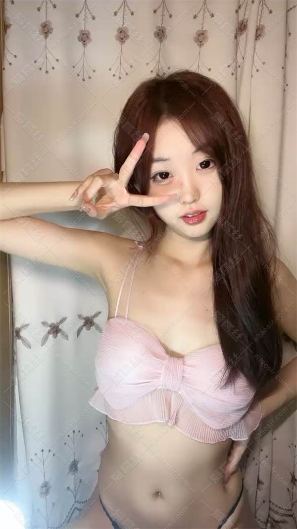 超高颜值美少女！难得下海全裸秀！苗条贫乳小奶子，揉搓小穴扭腰，无毛紧致逼逼特写}