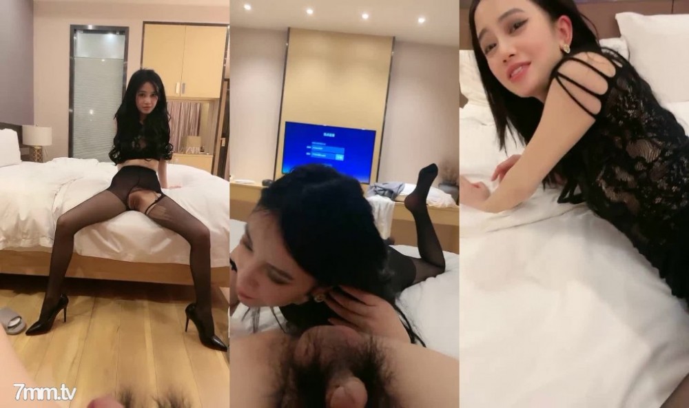 满分颜值顶级美腿，表情很销魂，很听话舔脚吸蛋，跪在地上深喉，道具爆菊无毛骚逼}