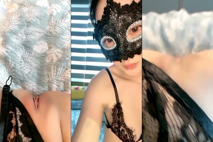 顶级超嫩粉穴面罩网红女神，性感吊带情趣装，无毛白虎干净美穴，假屌猛捅水声哗哗，爽的呻吟浪叫，掰开骚穴爸爸插进来}