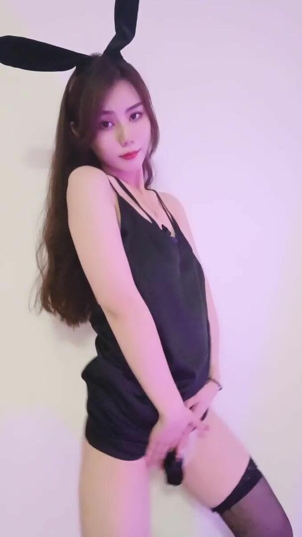 兔女郎极品网红女神！黑丝美腿热舞 扭动臀部掰穴特写 换装诱惑 搔首弄姿肚皮舞}
