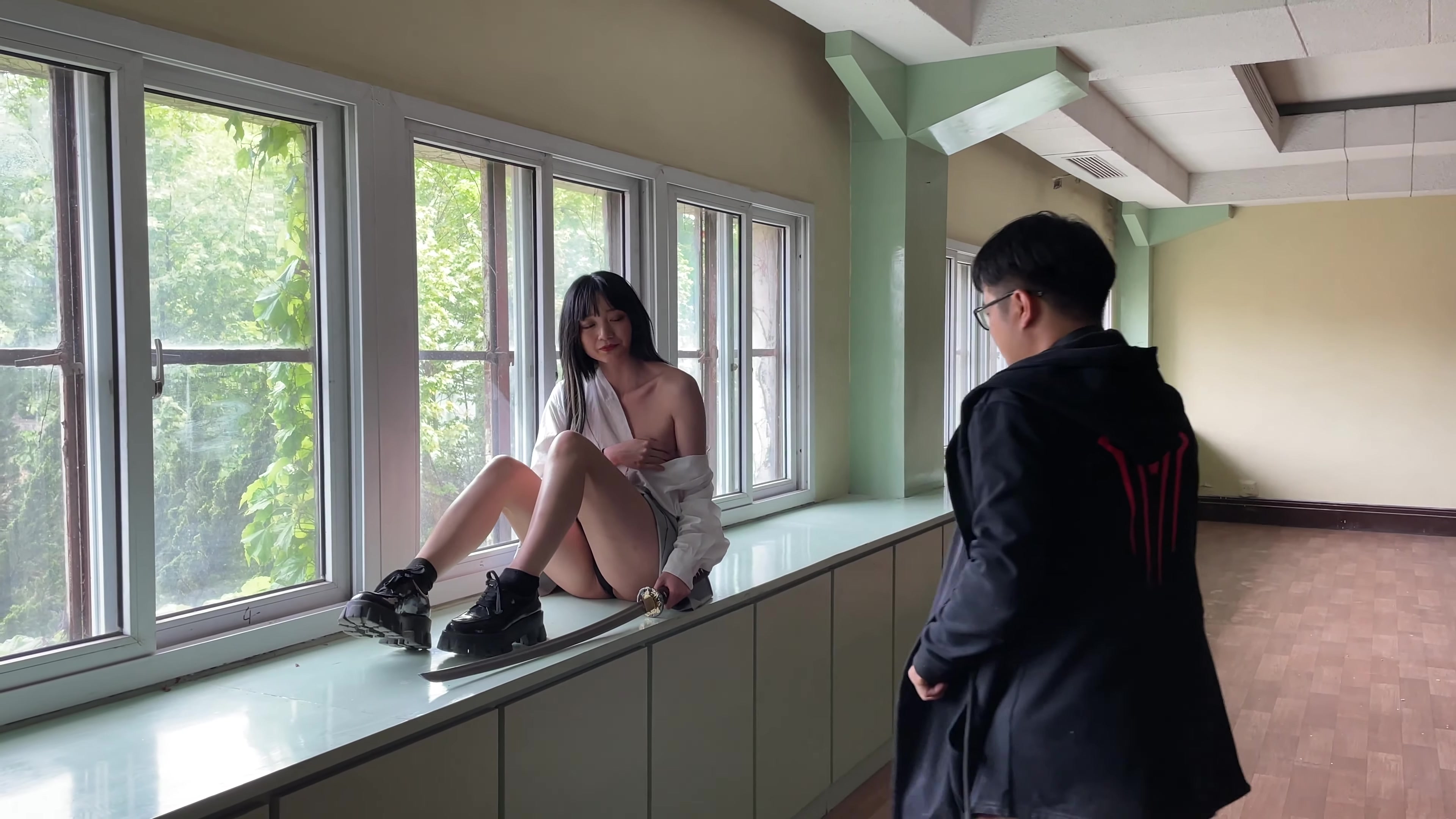 圈内高端人体艺术摄影师Rock｜废弃学校人体摄影真实花絮，出镜小A，年轻漂亮女神级别三点全露}