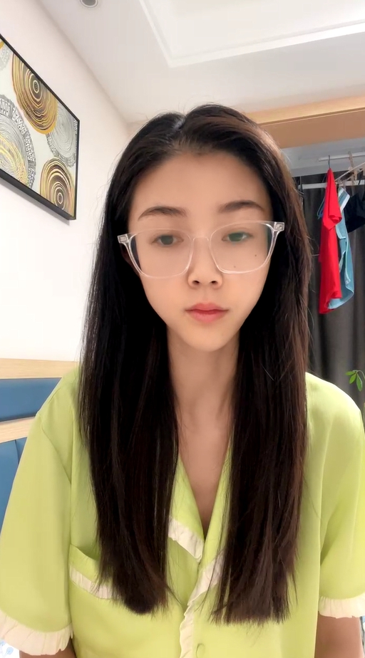 气质文静眼镜妹！近期下海收费秀！苗条身材美腿，脱光光展示 翘起美臀露肥穴 揉搓奶子很是诱惑}