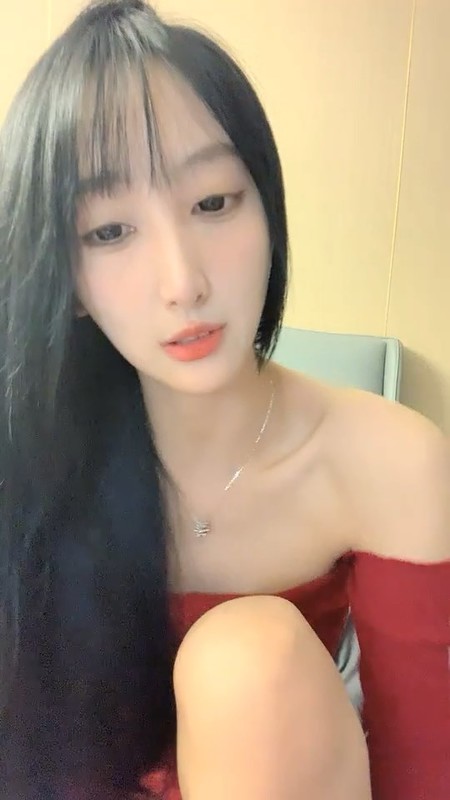 现在学会用道具了，【泡泡咕】，这么美的逼，脸蛋，身材，淫液流出的刹那粉丝集体高潮刷礼物}