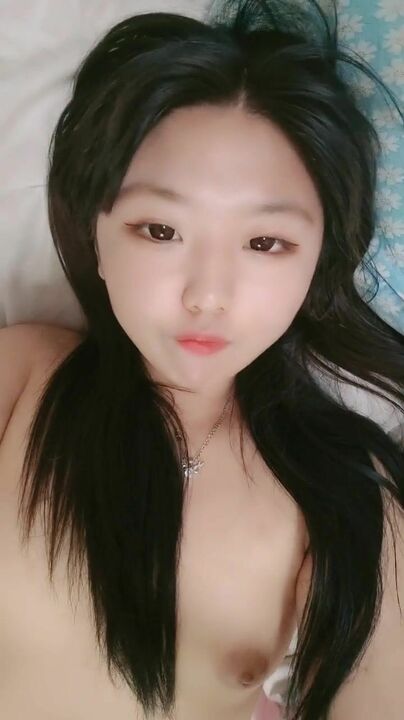肉肉的妹子和男友啪啪做爱，道具自慰粉木耳给男友打飞机，后入无套打桩}