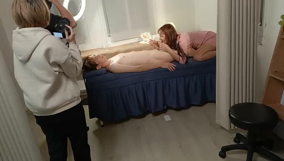 三个专业摄影师，还有一个女的，新到的极品女神，人工白虎粉穴，360度拍摄性爱全程，精彩香艳}