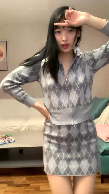 超高颜值纯欲系美女，今日首秀，撩起裙子搔首弄姿，里面啥也没穿，贫乳小奶子多毛骚穴，揉搓阴蒂浪叫大声}