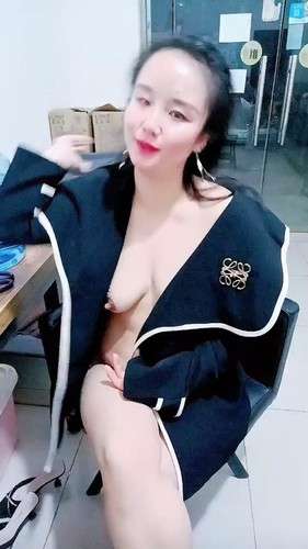 好骚的老板娘，全程露脸开着店门自己在店里骚，真空上阵 外卖行人匆匆，店内春色满屋，自慰骚穴浪荡呻吟}