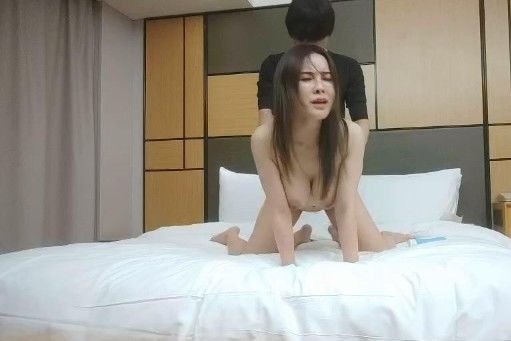 近期最完美的一对美乳，配上清纯明星脸，精彩程度再攀高峰，打桩机猛烈抽插，香艳精彩值得收藏}