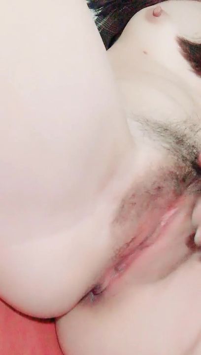 逼都让你抠烂了，用嘴伺候半天小哥换来小哥无情抠逼，好几根香蕉一起塞逼里特写掰开看子宫，吸烟吐逼里冒烟}