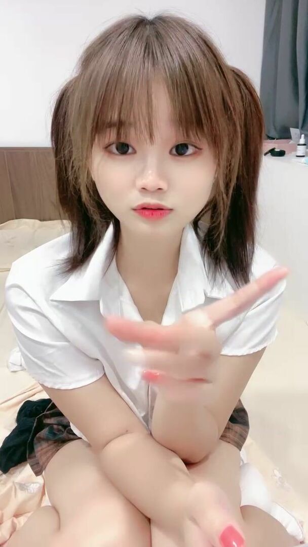 卡哇伊18萝莉萌妹！双马尾甜美！一线天微毛肥穴，非常会玩，肛塞尾巴掰穴，浴室假屌猛插}