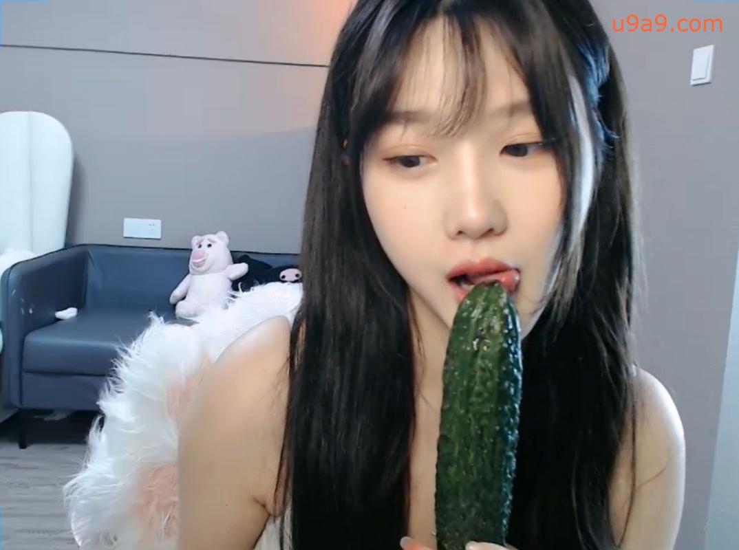 【强烈推荐❤️激情诱惑】 超级清纯，童颜巨乳，身材微有肉，跳舞诱惑，没有大尺度也能硬起来。完美露脸！}
