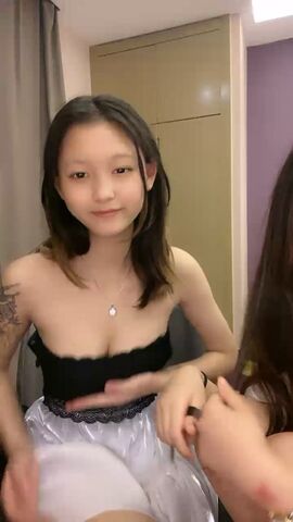 童颜巨乳新人妹妹！腰细胸大两个车灯！笑起来甜美，脱光光展示，揉捏奶子摸穴，闺蜜在旁边}