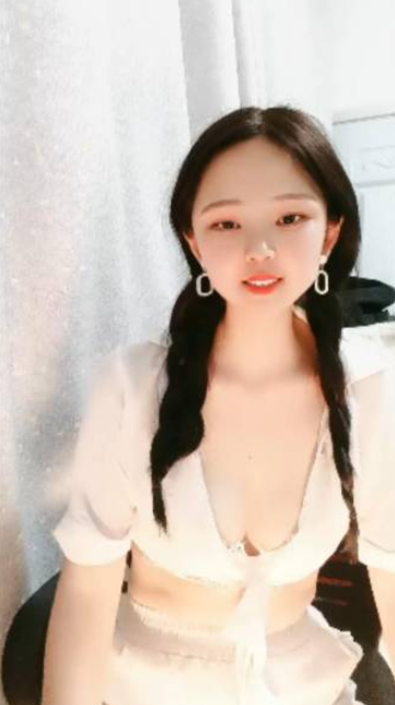 年轻小奶妈哺乳期，颜值不错露脸激情大秀，挤奶水喷的好远，性感好身材逼逼水又多精彩又刺激，淫声荡语不断}