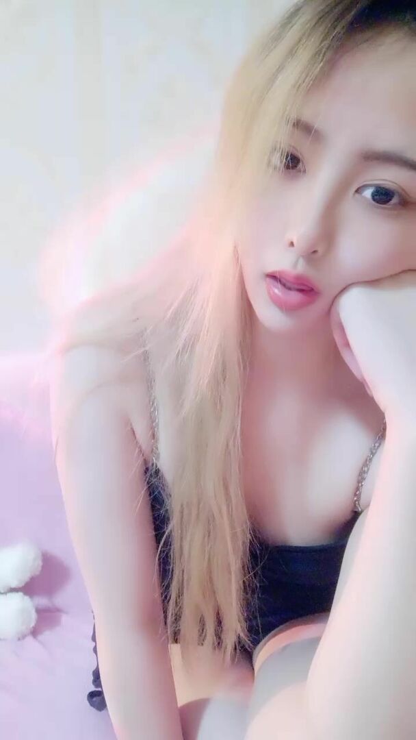 自拍颜值不错金发美女！撩起包臀裙无毛骚穴！双指插入扣弄，按摩器假屌轮番上，爽的低低呻吟}