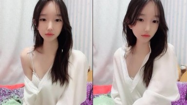 自拍小脸骨架--苏州小悦宝❤️：哥哥操我，啊啊啊~想要 想要。两根小手指插进淫穴不停娇喘！}