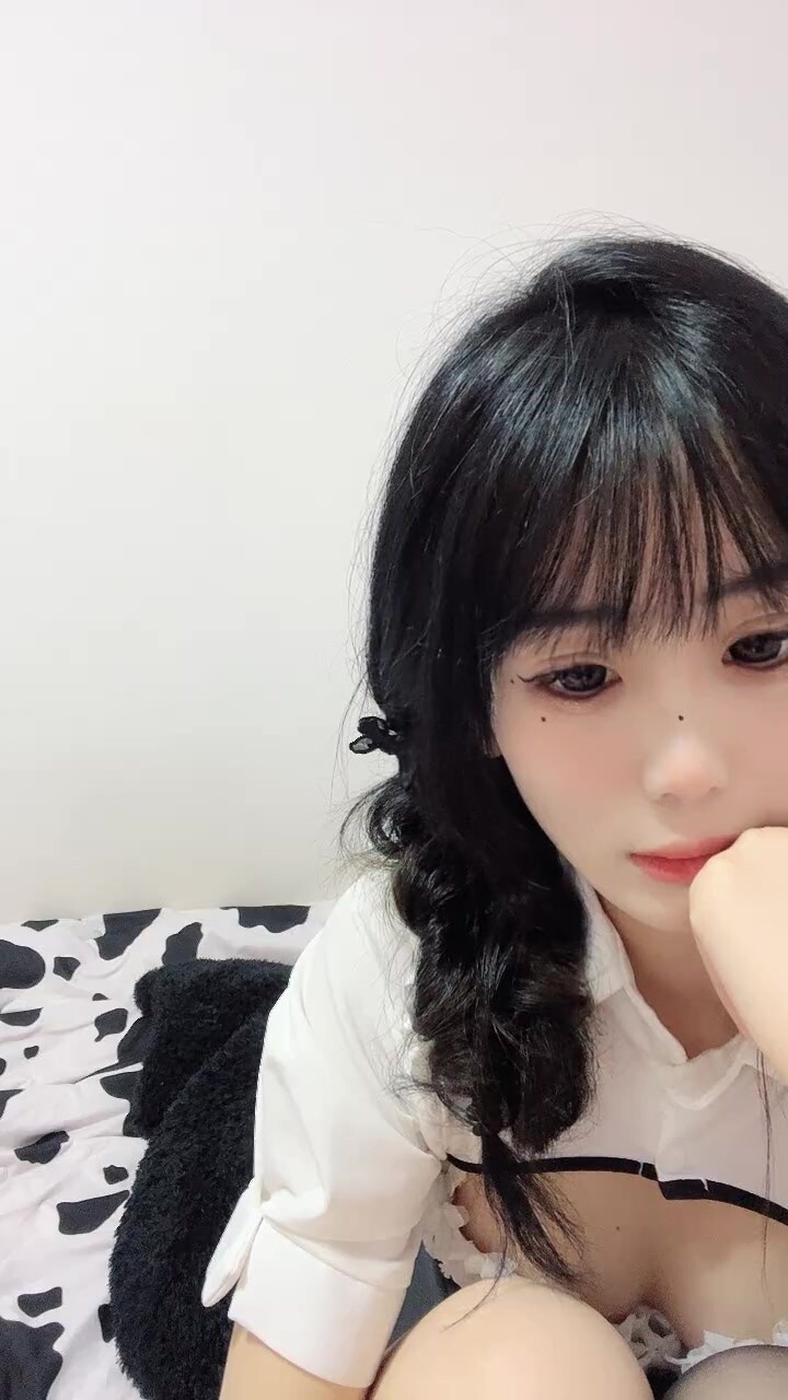清纯班花--小智宝贝❤️颜值别具一格，耐看的骨感小美女，超粉的奶头，下体还没被开发过几次，跳蛋、叫床叫的整个人都酥完了！}