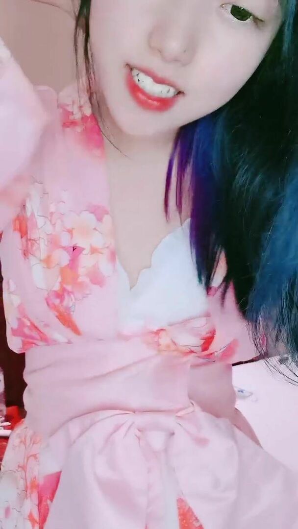 绝对清纯美少女，初下海收费房操逼，脱衣热舞，一头蓝发，搞起来也是很骚的}
