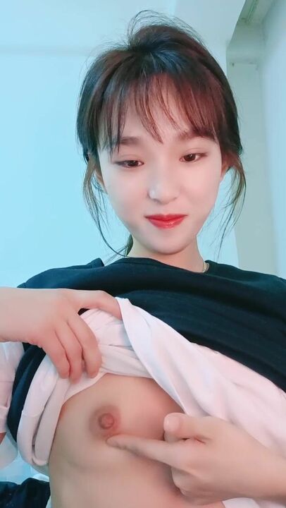 超美颜值女神，炮友没在自慰，外表清纯脱掉衣服一脸骚，振动棒抽插肥穴，进进出出浪叫，手指扣入搞得很爽}