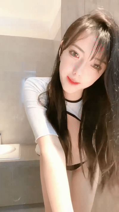 顶级网红女神来袭！浴缸湿身极度诱惑！性感情趣露奶装，坐在浴缸里玩水，自摸扣穴，无毛小穴超诱人}