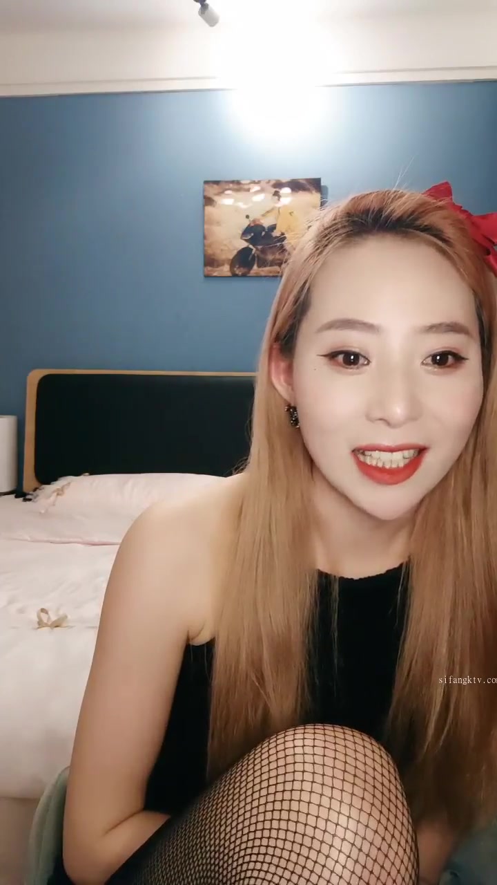 疯狂推荐！【蜜桃cc】新下海女神长得不错,性感网袜美腿~挺优质~被干废了~双洞齐开~狂撸}