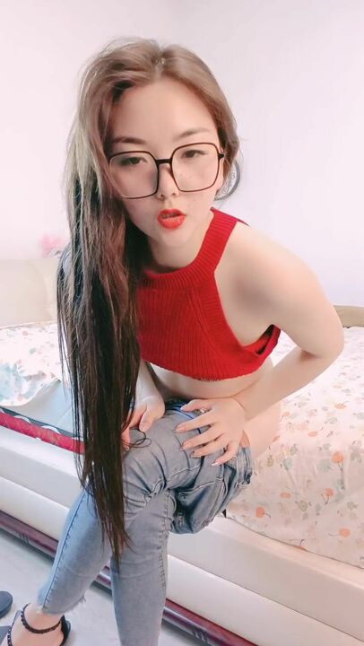 牛仔裤眼镜小骚货，半脱下裤子后入小穴，美腿高跟鞋大力撞击，各种姿势不间断猛操，搞得骚女舒服了}