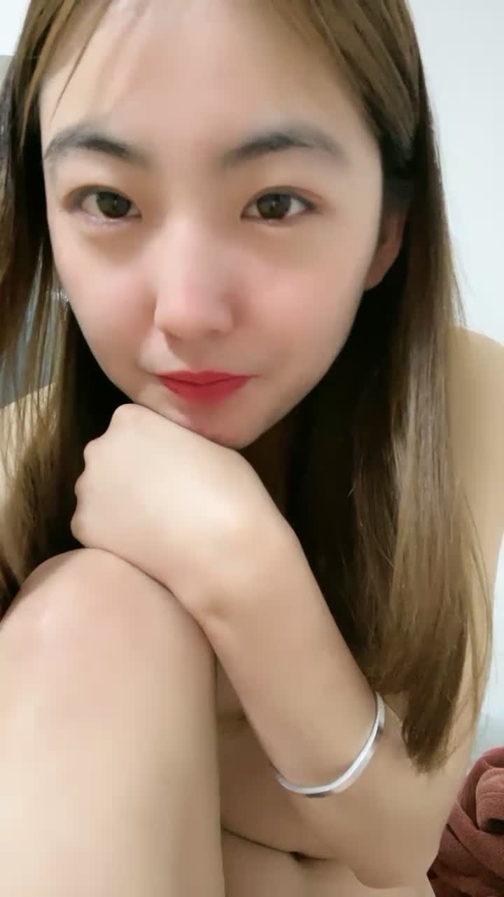 【文静小姐姐床上非常骚】和炮友家里操逼，反差婊大屌插入浪叫，你舒服吗骑乘自己扭，掰开多毛骚逼}