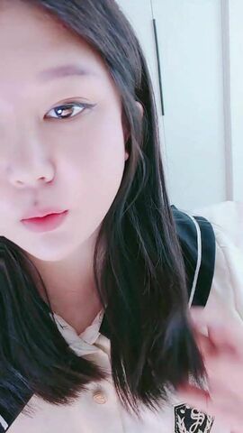 清纯JK装学生妹！初下海超高颜值，两个奶子又白又软，撩起裙子露无毛肥逼，掰开特写洞洞很紧致}