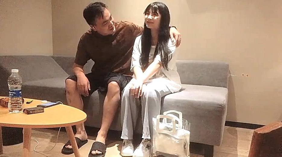 【探花新人小赵】，青涩乖巧小姐姐，JK制服搭黑丝，口交还不习惯但很认真，全程给人贴心小女友般的感觉}