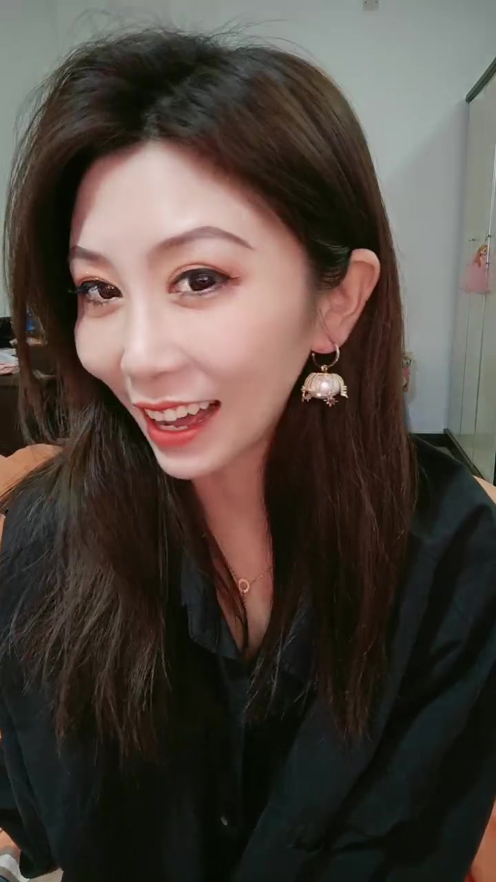 颜值女神高挑御姐范妹子，给猥琐哥哥无套啪啪，口交骚话，颜射一脸}