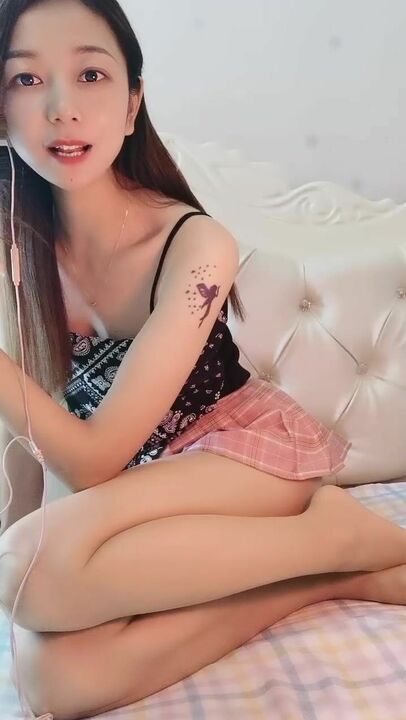 说话温柔极品美女，肉丝短裙撕裆，翘起屁股手指轻轻插入，跳蛋震动骚穴，低低呻吟好听}