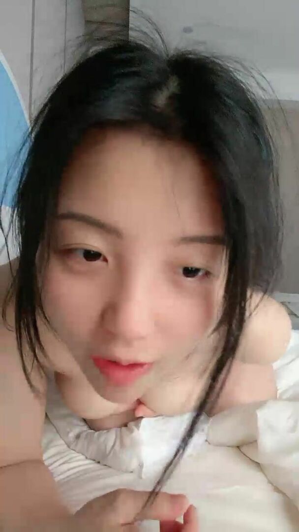 如向日葵的女孩--卖萌希瑞❤️ 清纯且可爱，一对吊钟乳，和男友在酒店把玩双峰，洗白白，激情马上开始~~}