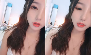 颜值区网红女神！难得小尺度露逼！脱下内衣白嫩奶子，揉奶晃动，掰穴特写流出白浆}