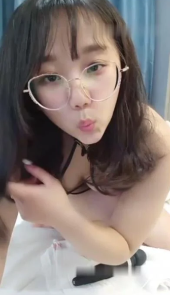 眼镜骚妹妹 黑色内衣酒店3P 被前后夹击 外表文静可爱 内心黄的流油}