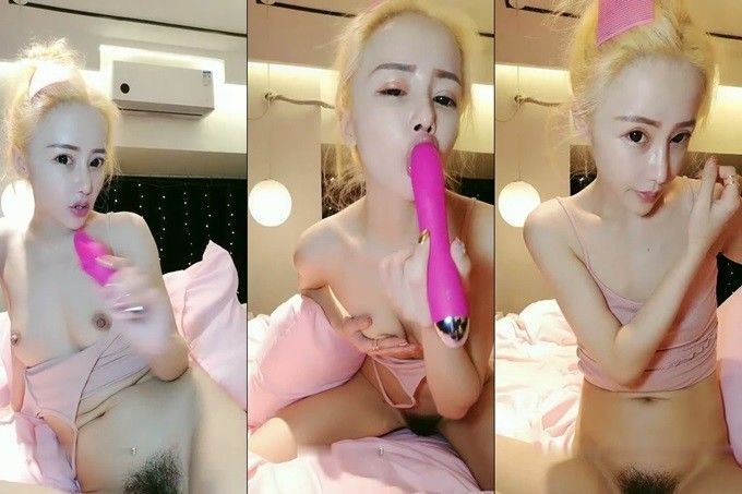 金发苗条妹子非常淫骚露奶道具自慰 震动棒快速抽插手指扣弄呻吟娇喘诱人 很是诱惑喜欢不要错过}