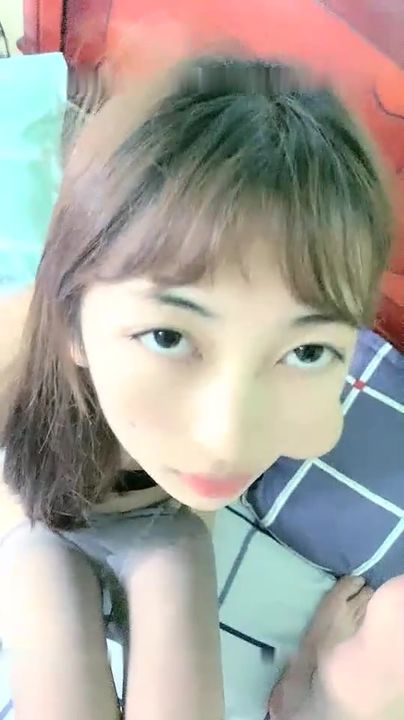 颜值不错苗条妹子【00后小表妹】和小男友双人啪啪，半退下丝袜大力抽插一脸享受，很是诱惑不要错过}