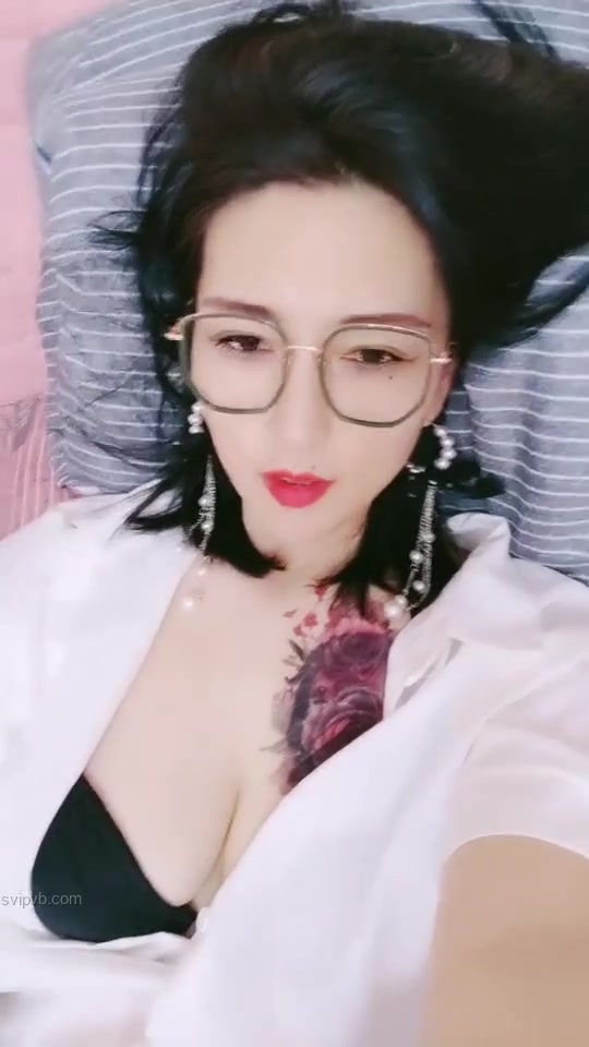 36岁的清风熬阿姨--魅惑浪妇：眼镜一上，秒变荡妇，实属是骚，被叔叔舔的魂儿都飞翘了，两根手指满足你！}