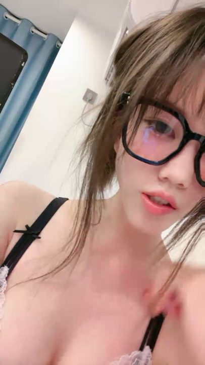 极品尤物 【乔乔】 颜值女神下海 ！超棒身材粉嫩美乳，特写视角揉搓粉穴，全裸摇摆低低呻吟}