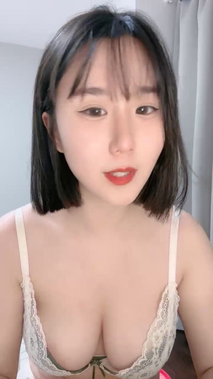 极品小仙女下海，100%心动感觉，掰开粉嫩小骚穴，道具插入呻吟 (2)}